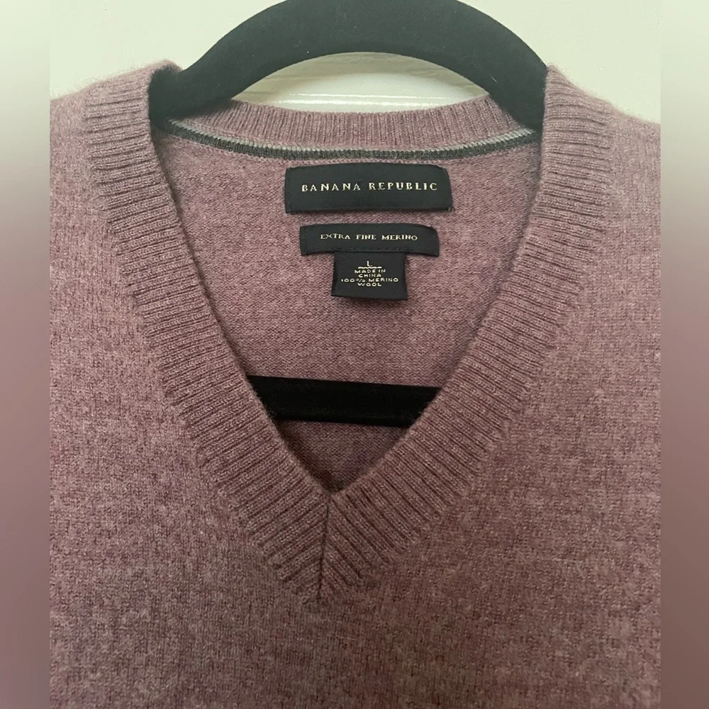 Banana Republic Men's V-Neck Sweater‎ in Wine